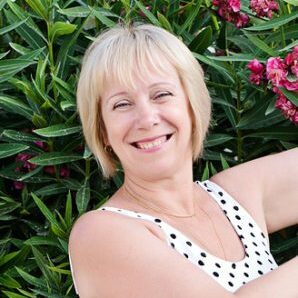 Caucasian Middle-aged Lady Poses And Laughs Cheerfully In Bloomi barbar